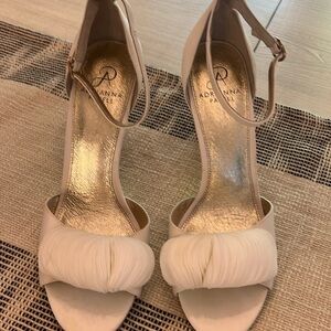 Adrianna Papell 10M women’s white heels